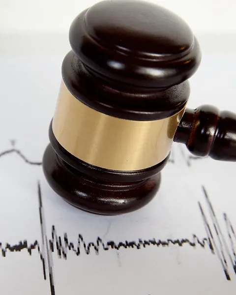 Mazo de juez sobre un electrocardiograma