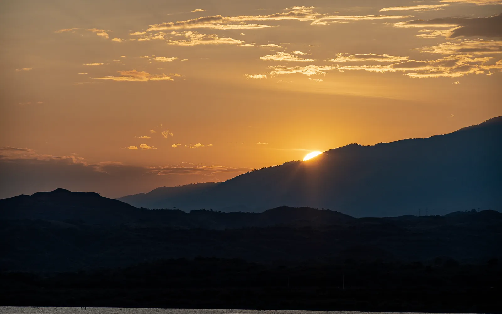 Atardecer sobre el embalse de El Quimbo, Huila